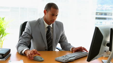 hombre de negocios trabajando en su escritorio