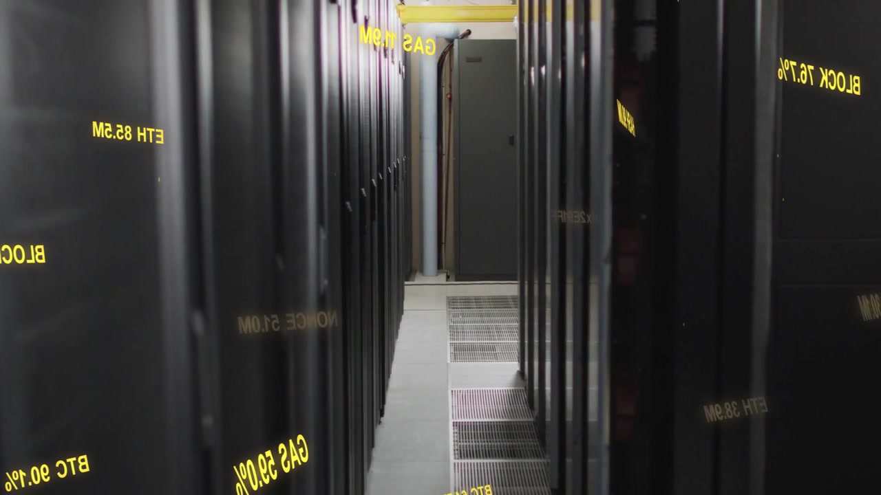 Kameraet bevæger sig ned ad en datacentergang, afslører serverracks, skiftende etiketter og blotlægger ventilationsåbninger til kontrol.
