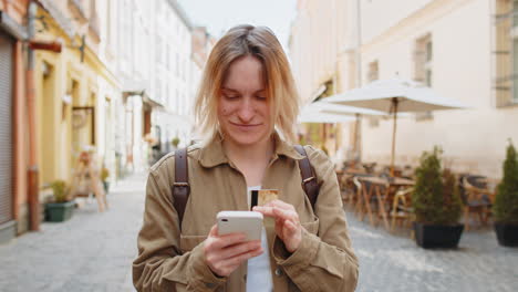 femme utilisant une carte bancaire de crédit et un smartphone pendant le transfert d'argent achats en ligne