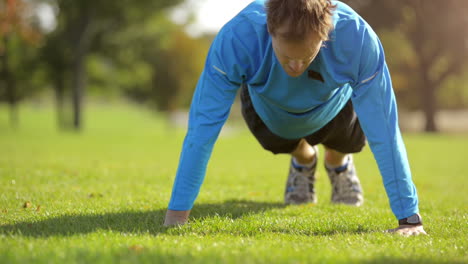 hombre sano que se excede al aire libre