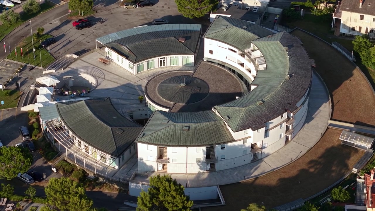 Ripresa con drone di un edificio circolare, complesso residenziale a Izola, Slovenia.