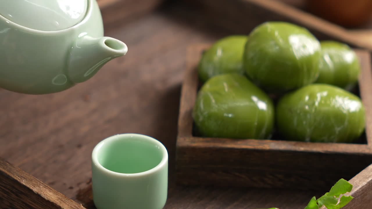 bebiendo té con bollitos de postre dulces y video de pastel