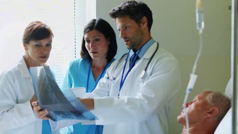 médicos y enfermeras discutiendo rayos x