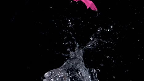 un gran globo de agua rosado explotando