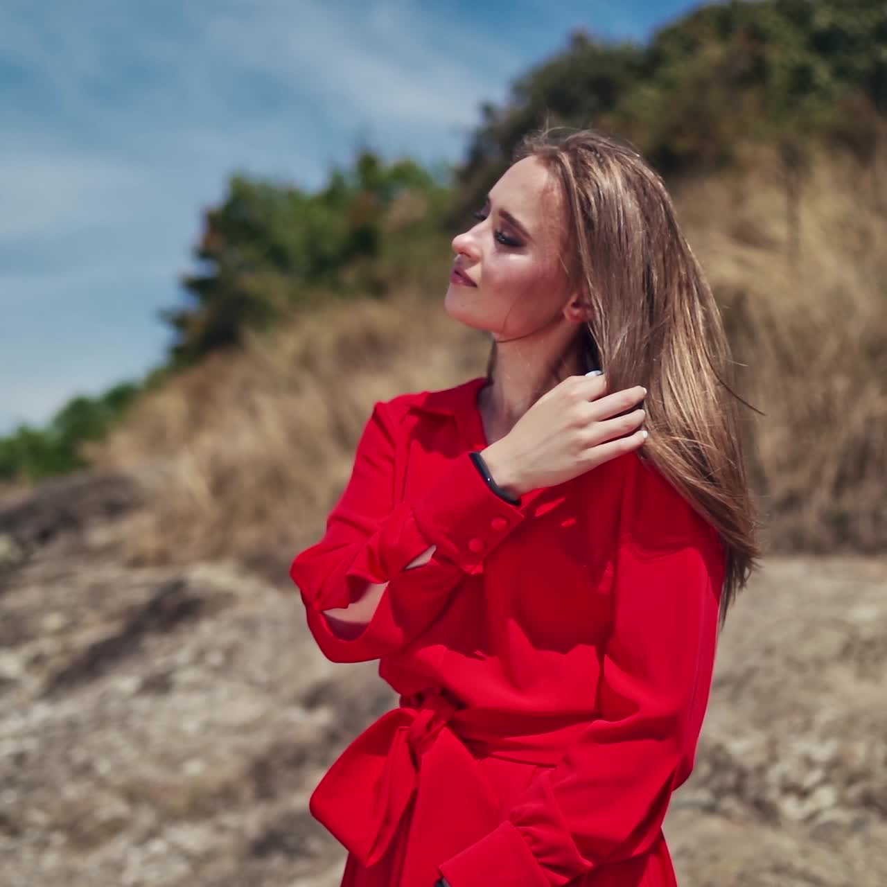 야외에서 포즈를 취하는 젊은 여성