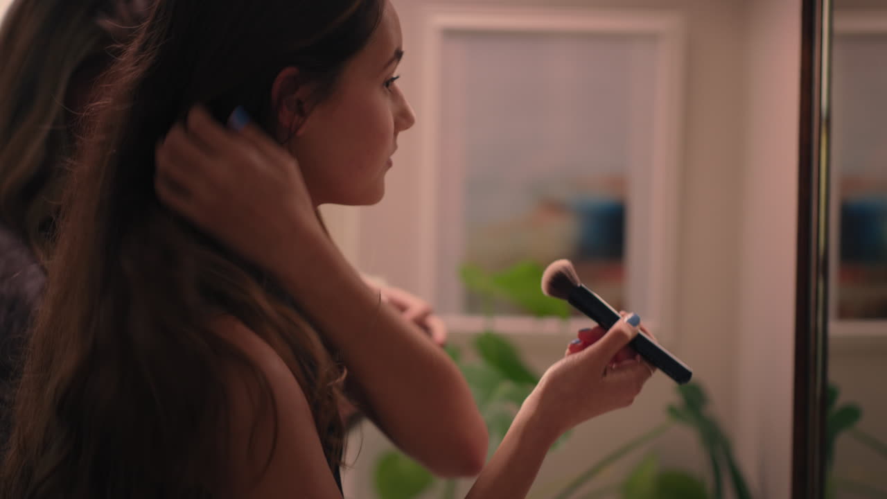 amigas felices preparándose mirándose en el espejo aplicando maquillaje adolescentes preparándose para salir vistiendo moda elegante