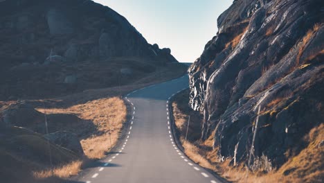 un camino rural estrecho serpentea a través del paisaje montañoso del norte
