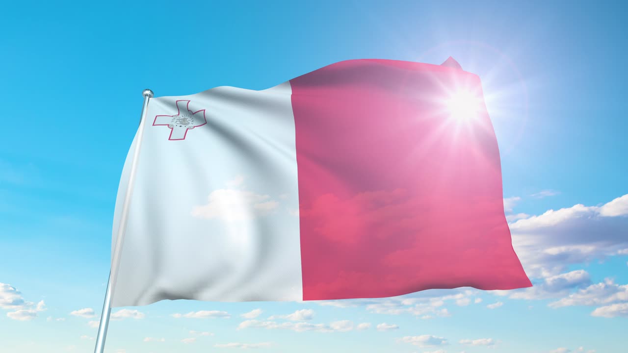 bandera de malta con estructura de tela contra un cielo nublado (en bucle)