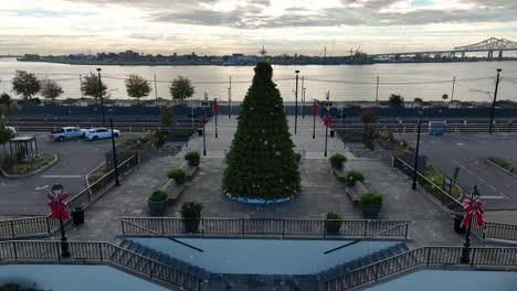 bonita escena de invierno con árbol de navidad junto al río