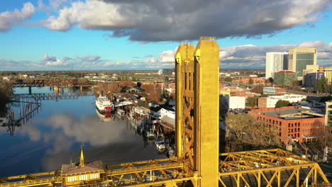 타워 브리지 (tower bridge) 에서 멀리 떨어진 곳의 공중 사진, 사크라멘토 (sacramento) 의 은 가을 저녁