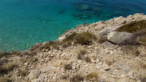 Paradiesischer,-Tief-Türkisfarbener-Strand-Von-Drymades-Dhermi-In-Albanien-Mit-Steiler,-Felsiger-Meereslandschaft-Und-Kristallklarem,-Flachem-Wasser-Der-Lagune