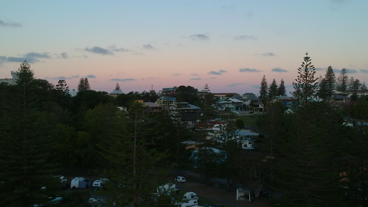 포레스트 캠프장 내부에서 아름다운 일몰을 공중에서 공개