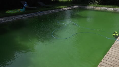 Lapso-De-Tiempo-De-Un-Robot-De-Limpieza-De-Piscinas-Haciendo-Su-Trabajo-En-Una-Piscina-Natural