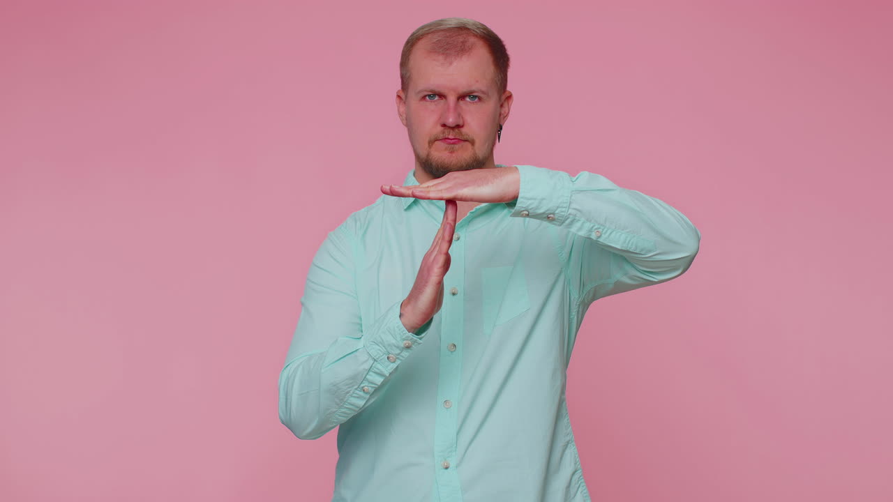 cansado en serio molesto hombre mostrando tiempo de espera gesto, límite stop break señal sin presión necesito más tiempo