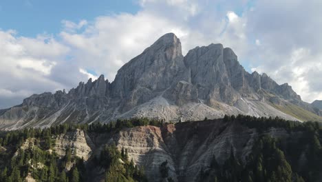 hermoso video aéreo de drones de las enormes montañas dolomitas en los alpes italianos filmado en 4k en verano