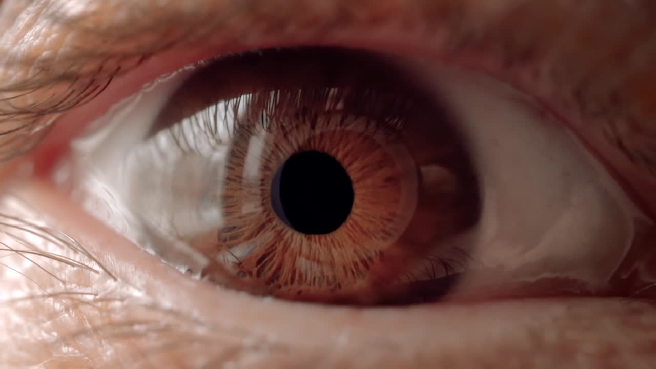 mujer con un solo ojo de cerca