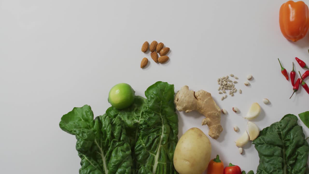 vídeo de frutas y verduras frescas sobre fondo blanco