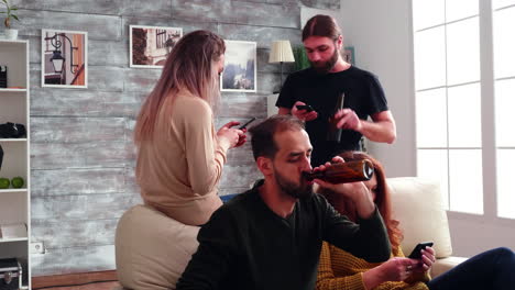 amigos aburridos usando su teléfono mientras están sentados en el sofá