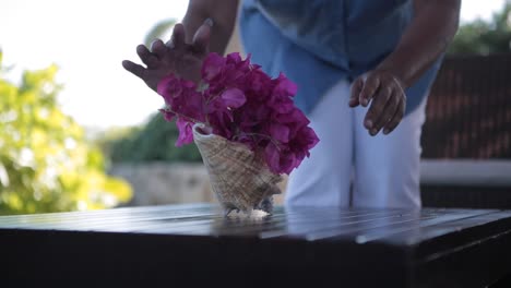 decoración de flores de mujer de limpieza negra sobre mesa al aire libre dentro de un spa de suite de hotel de lujo