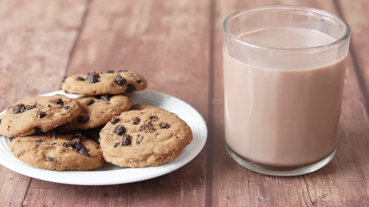 Biscotti con gocce di cioccolato e latte al cioccolato