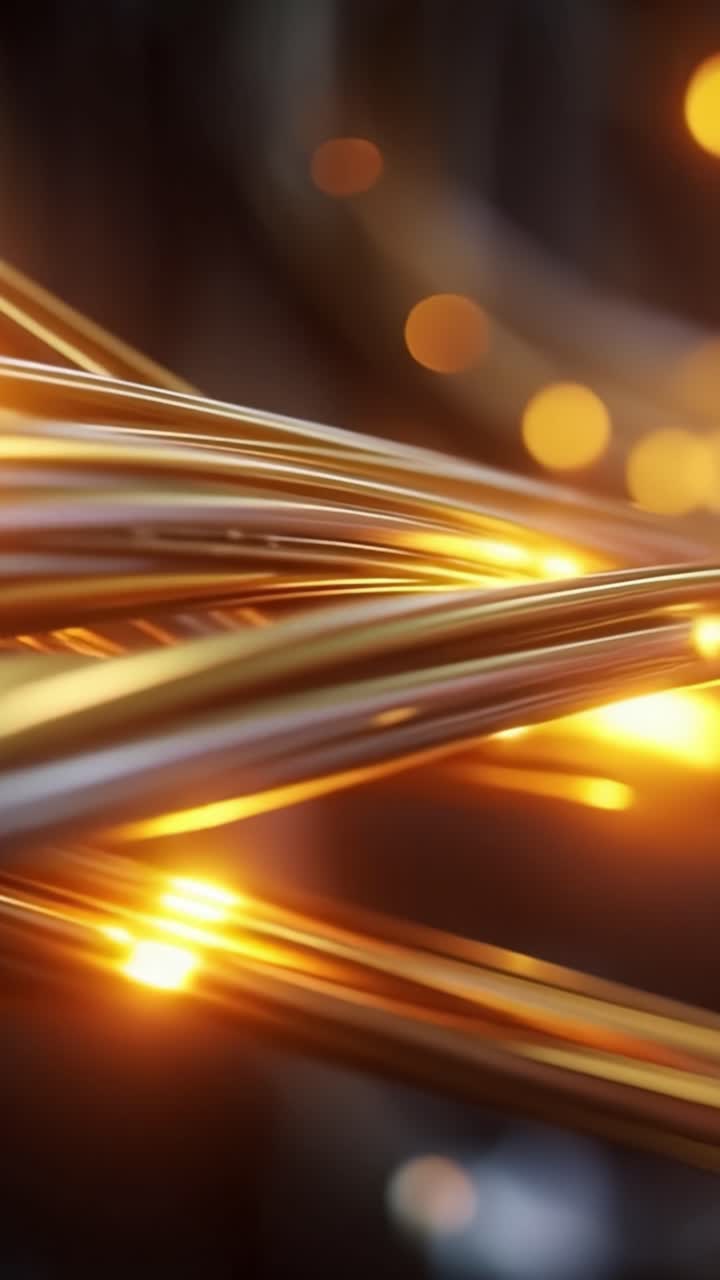 Una vista ravvicinata di scie luminose scintillanti su fili metallici, che creano uno sfondo tecnologico astratto dinamico e colorato con flussi di energia vibrante