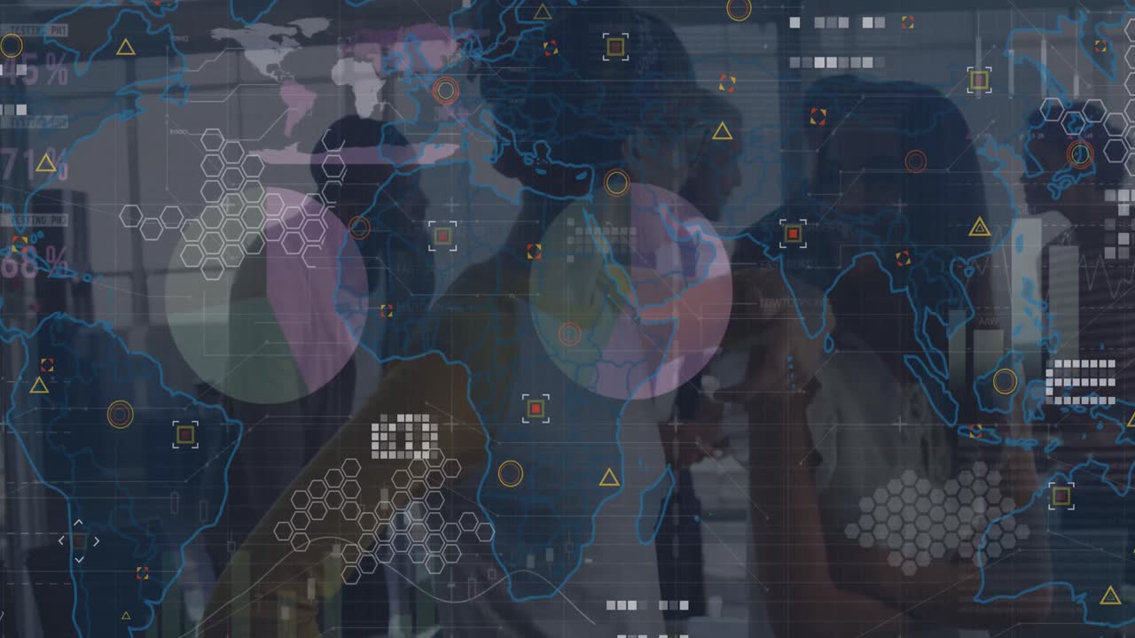 데이터 처리의 애니메이션과 두 명의 다양한 여성이 사무실에서 미소 짓고 논의하는 세계 지도