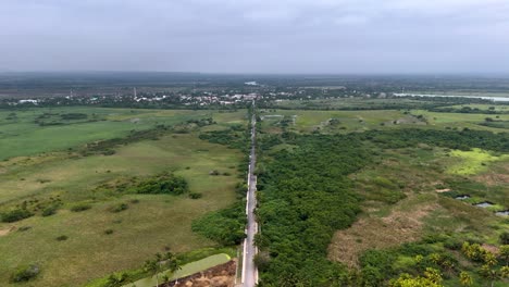 Rückwärts-Drohnenaufnahme-Einer-Straße-In-Veracruz