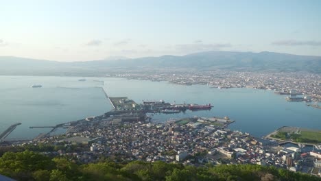 Hakodate-Stadt-Und-Hafen-Vom-Berg-Hakodate-In-Hakodate,-Hokkaido,-Japan-Aus-Gesehen