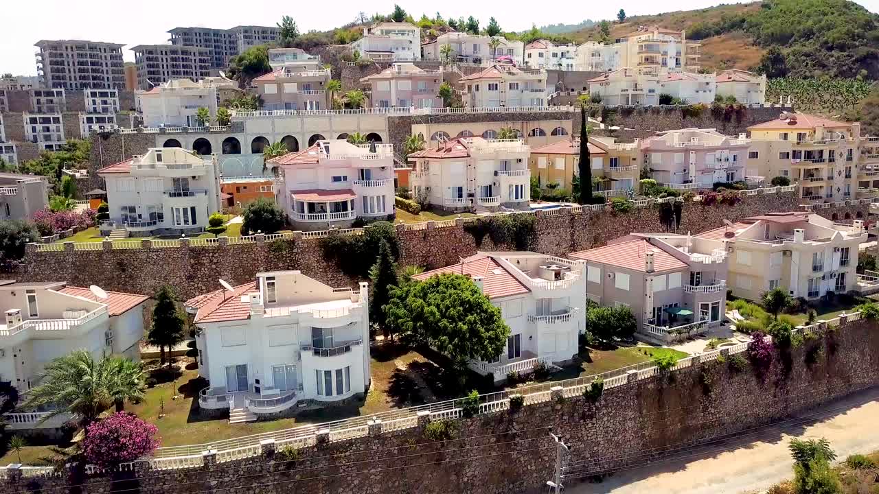 언덕 에 있는 주거 집 들 의 공중 사진