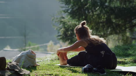 Junge-Frau,-Die-Sich-Im-Freien-Ausdehnt.