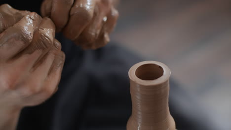 artista de la cerámica que da forma a la arcilla