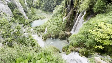 las principales cascadas se convierten en hipnotizantes piscinas azules en el parque nacional de los lagos de plitvice, croacia