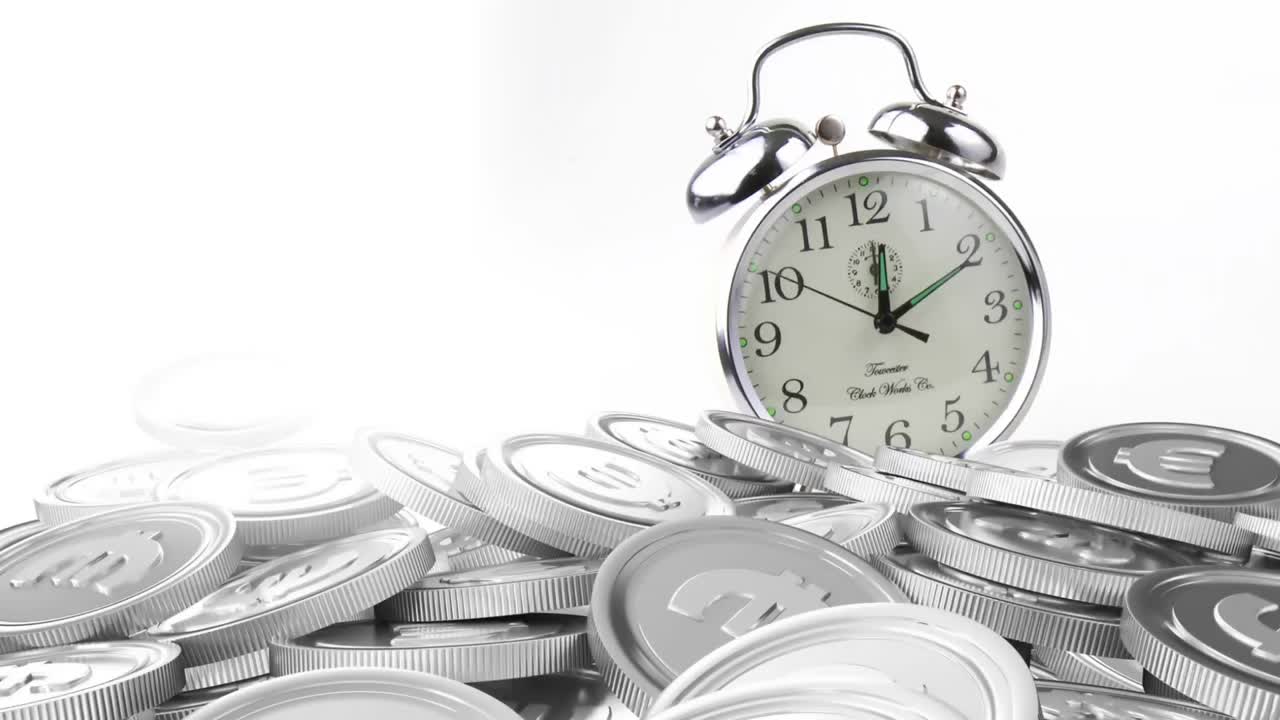 animación digital del tic-tac del despertador y las monedas de euro de un centavo de plata contra un fondo blanco