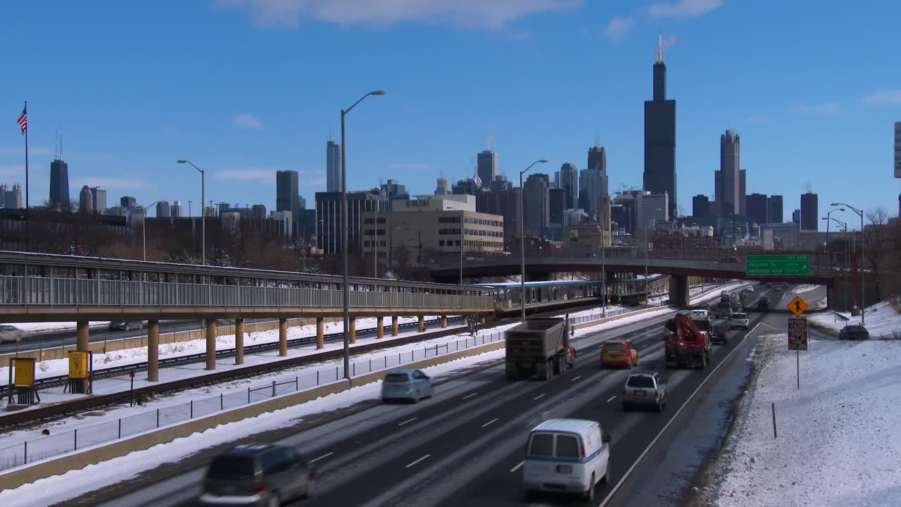 자동차는 겨울에 시카고로 고속도로를 여행합니다.
