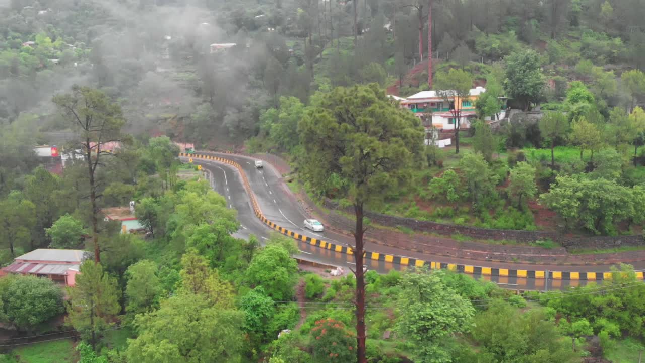 vista aérea sobre la curva de la autopista e75 de cuatro carriles en el día brumoso brumoso-1