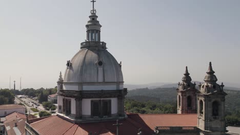 Primer-Plano-Orbital-De-La-Cúpula-De-La-Iglesia,-Santuario-De-Nuestra-Señora-De-Sameiro