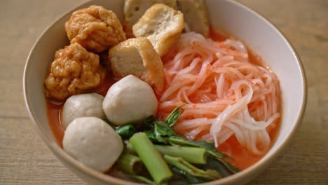 Pequeños-Fideos-Planos-De-Arroz-Con-Bolas-De-Pescado-Y-Bolas-De-Gambas-En-Sopa-Rosa,-Yen-Ta-Four-O-Yen-Ta-Fo---Estilo-De-Comida-Asiática