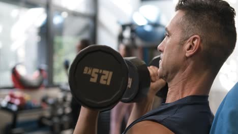 hombre trabajando con pesas en un gimnasio