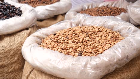 close up de granos de café en bolsas de burlap en un mercado