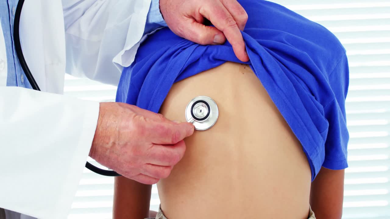 환자 를 검사 하는 남성 의사