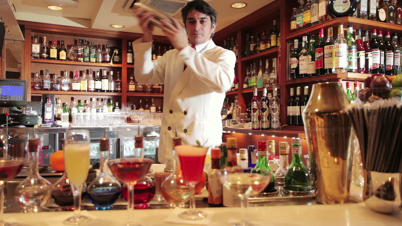 테일 바의 세련된 웨이터