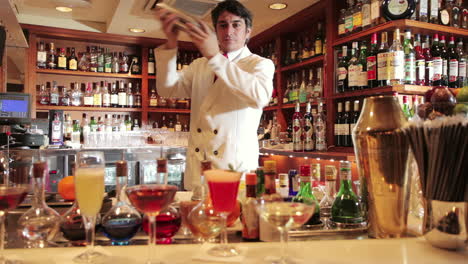 camarero elegante en un bar de cócteles
