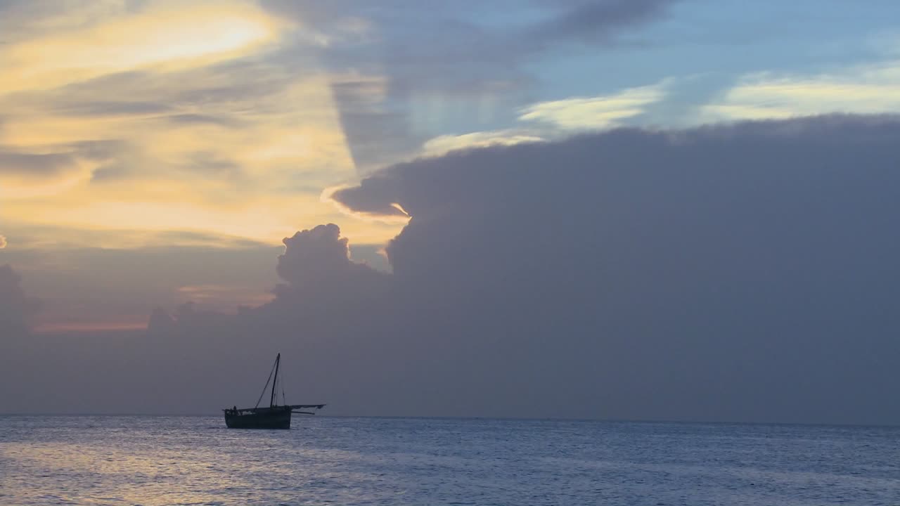 일출에 잔지바르 해안을 따라 먼 보트 항해