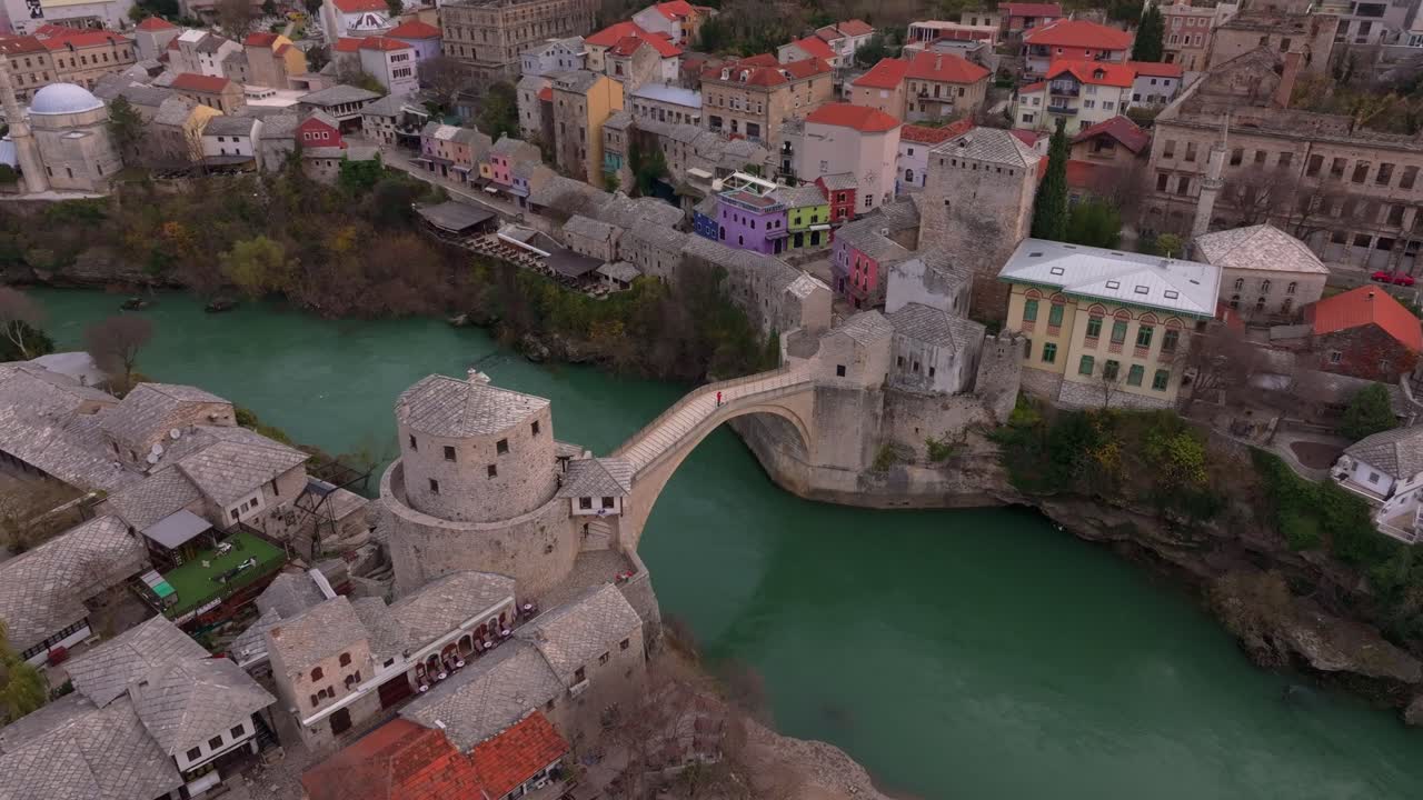 Captura aérea do Rio Neretva e ponte, Bósnia e Herzegovina