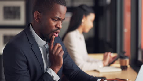 Hombre-Negro,-Computadora-Portátil-Y-Pensamiento-En-El-Café