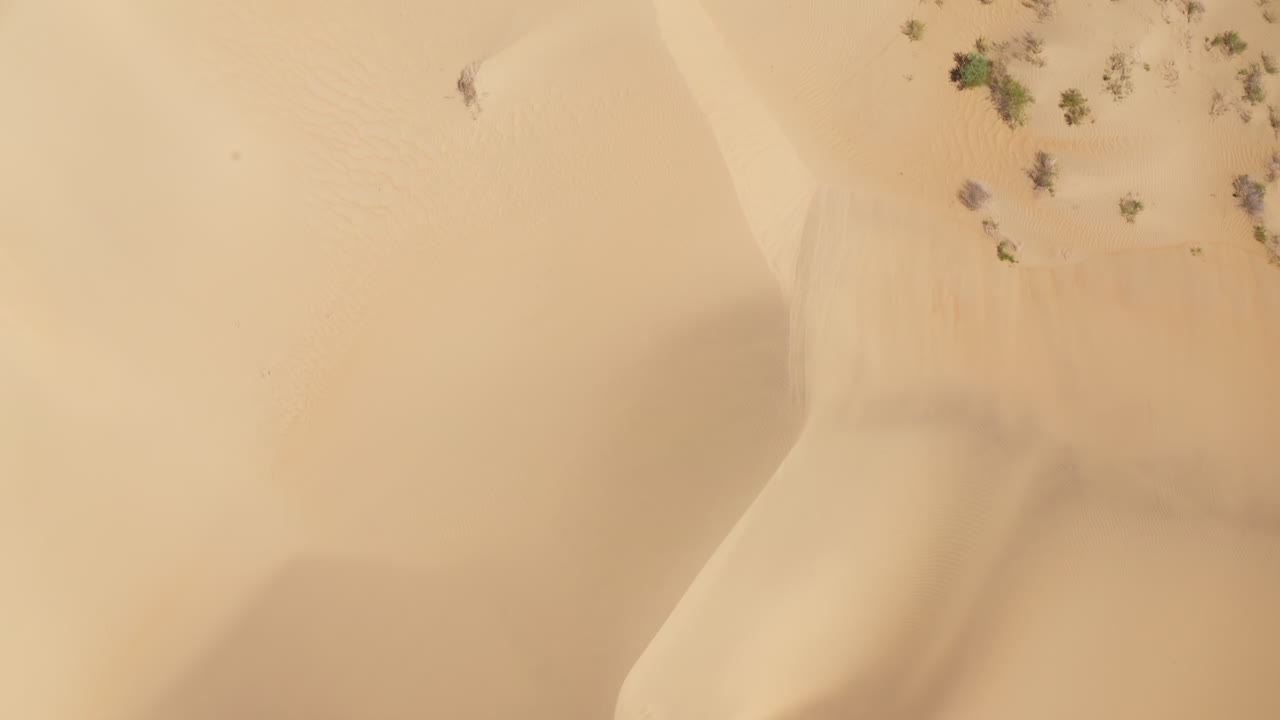 tomada de arriba hacia abajo de drones de ondas de arena