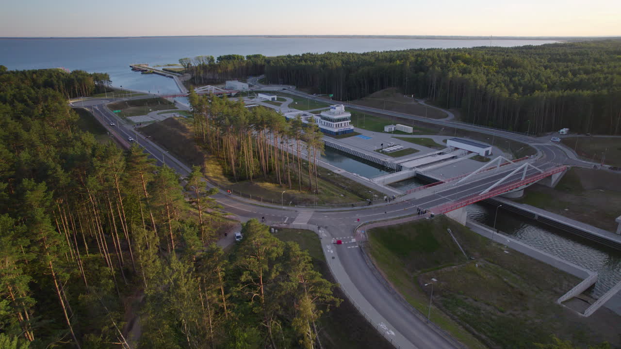 аэрофотосъемка моста у канала вислинской косы в польше