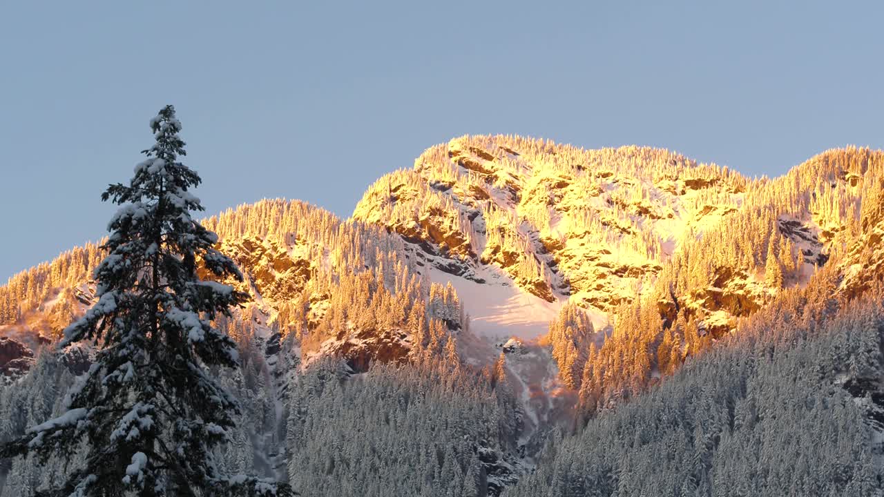 impresionante amanecer sobre las montañas de anchorage, luz dorada en el pico nevado de alaska intacto 4k
