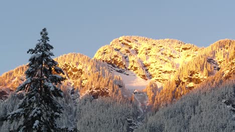 Breathtaking-sunrise-over-Anchorage-mountains,-golden-light-on-untouched-snowy-Alaskan-peak-4k