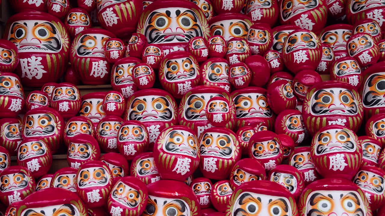 muñecas daruma en el templo katsuo-ji en la ciudad de mino cerca de osaka, japón